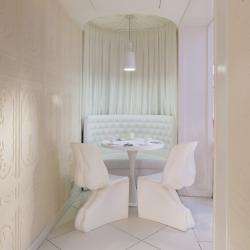 Design white chairs - Vice Versa Hotel Paris  - Photos