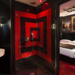 Wrath room - red and black shower - Vice Versa Hotel Paris  - Photos